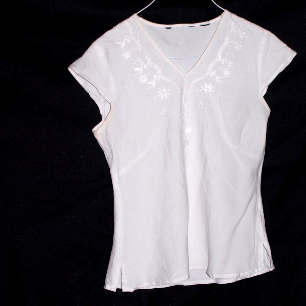 Women White Cap Sleeve Top With Embroidery Size Small